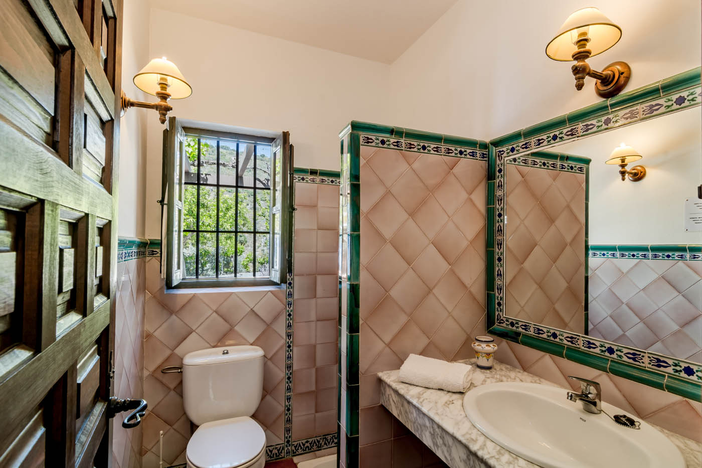 Baño alicatado de forma tradicional andaluza
